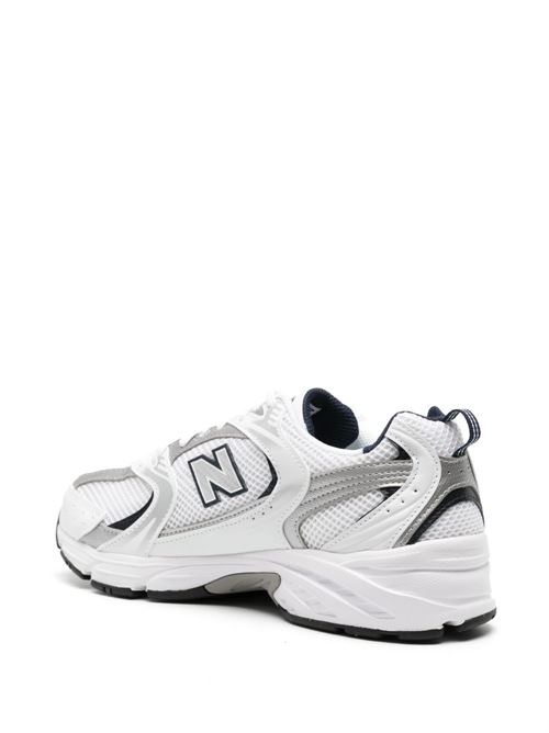 Sneaker bianca di NEW BALANCE caratterizzata da logo laterale a contrasto blu, suola segmentata e lacci. NEW BALANCE | MR530SGWHITEBLUE